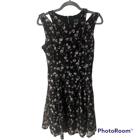 A Gabby Skye Dress in size 6 - Picture 2 of 6